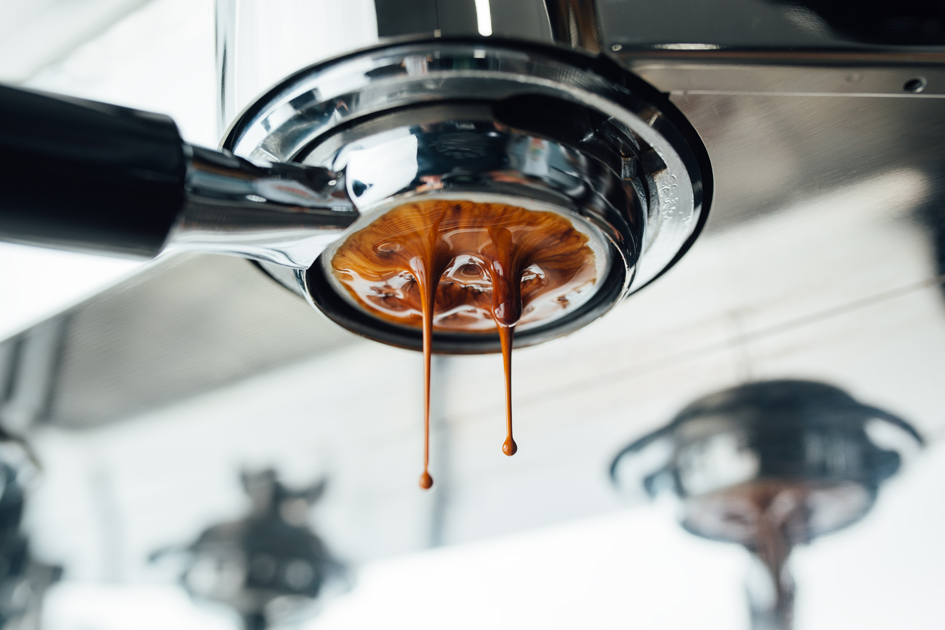 themiddleoftheprocessofextractingespressofroma